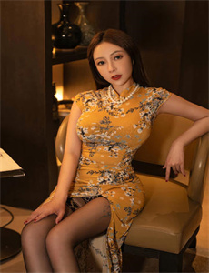 一边伸舌头一边快速喘气